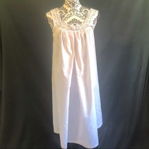 DELICATES vintage nursing gown w/ pink lace trim S
